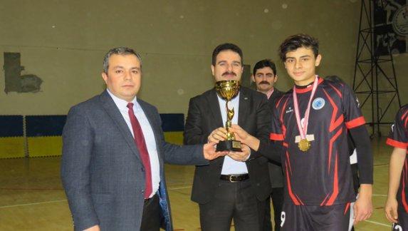 İlçemiz Mehmet Akif Ersoy Anadolu Lisesi Genç Erkekler Voleybol Takımı Rakibini 3-0 Yenerek İl Birincisi Oldu