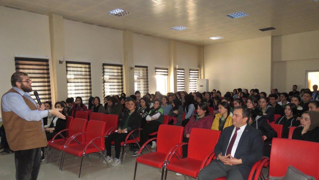 Bağımlılıkla İlgili Ortaöğretim Öğrencilerine Konferans Verildi