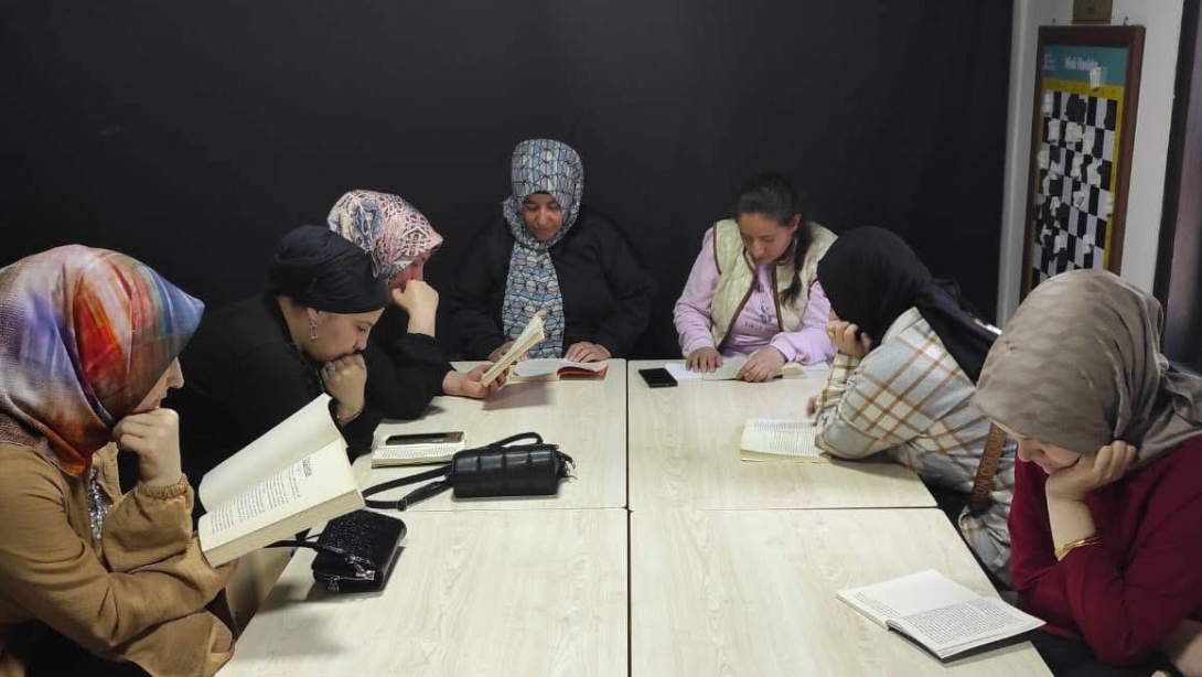 AİLE YILI ETKİNLİĞİ KAPSAMINDA VELİ KÜTÜPHANESİ OLUŞTURULDU 